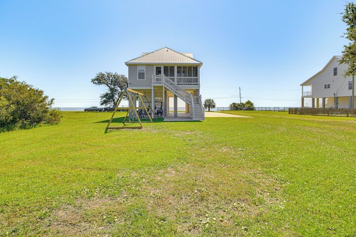 Walk to Beach: Oceanfront Home w / Outdoor Kitchen