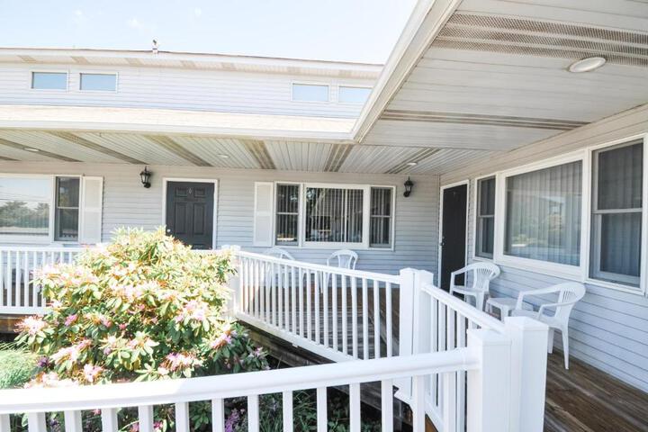 East Shore Lodging