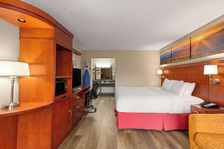 Days Inn by Wyndham Knoxville East