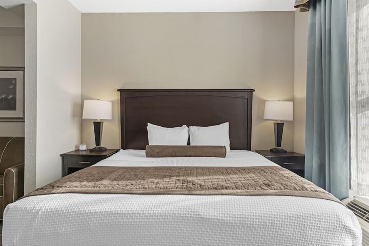 Best Western Plus Chain of Lakes Inn & Suites
