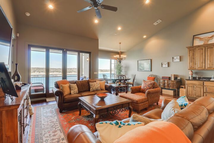 Top-floor Lake-view Condo w / Boat Dock Access