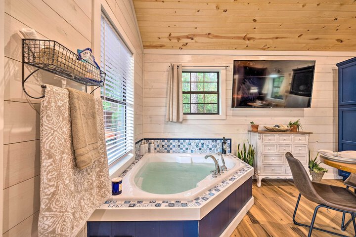 Romantic Broken Bow Cabin w / Jacuzzi & Fire Pit!