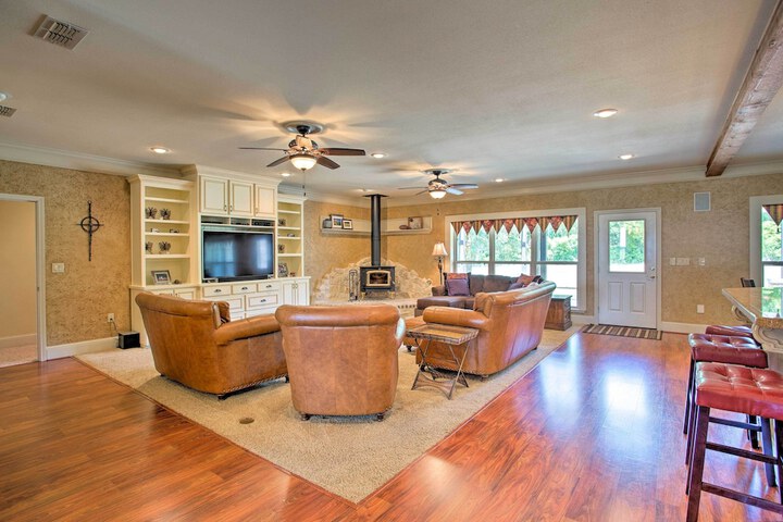 Spacious Stallion Lake Ranch Home w / Patio