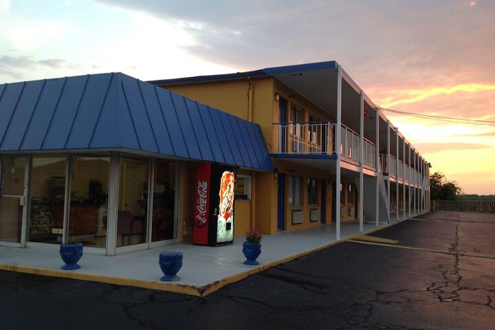 Belmont Inn & Suites