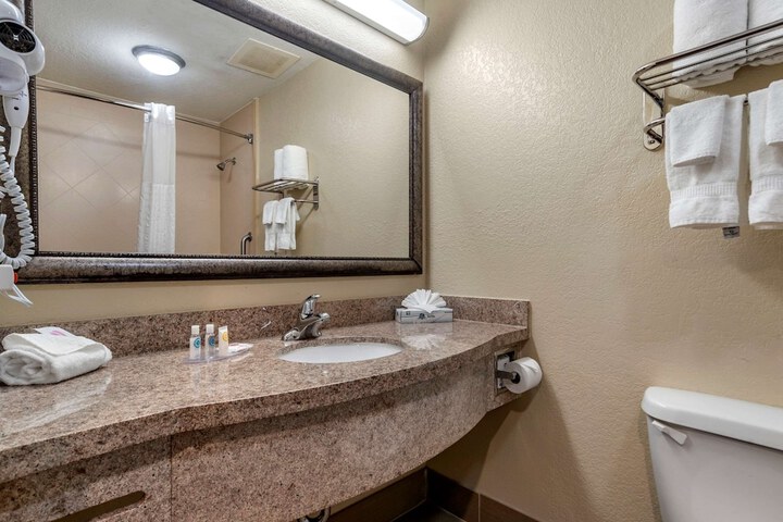 Room 32 of 40