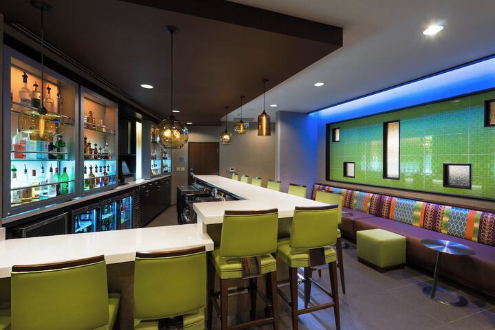 Lounge 21 of 23