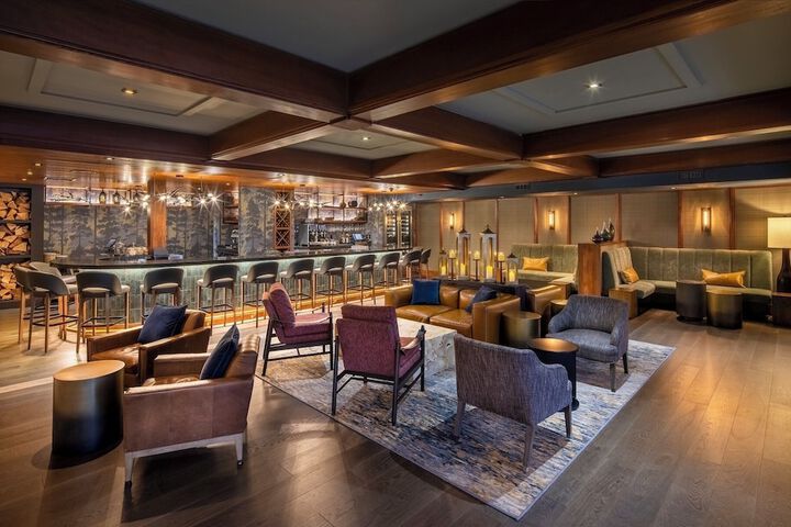 Lounge 42 of 52