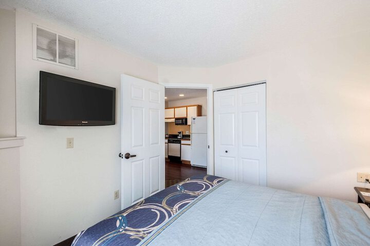 Room 8 of 25