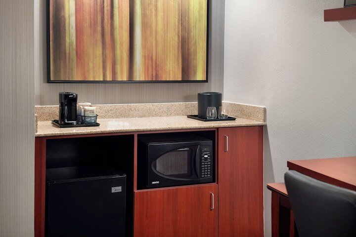 Courtyard by Marriott Raleigh / Cary