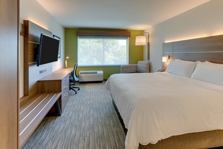 Holiday Inn Express & Suites Roanoke – Civic Center by IHG