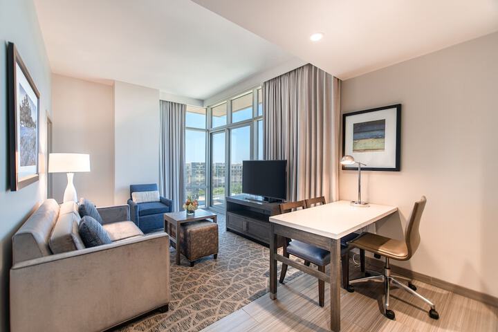 Embassy Suites by Hilton The Woodlands at Hughes Landing