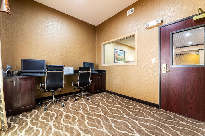 Business Center 53 of 55