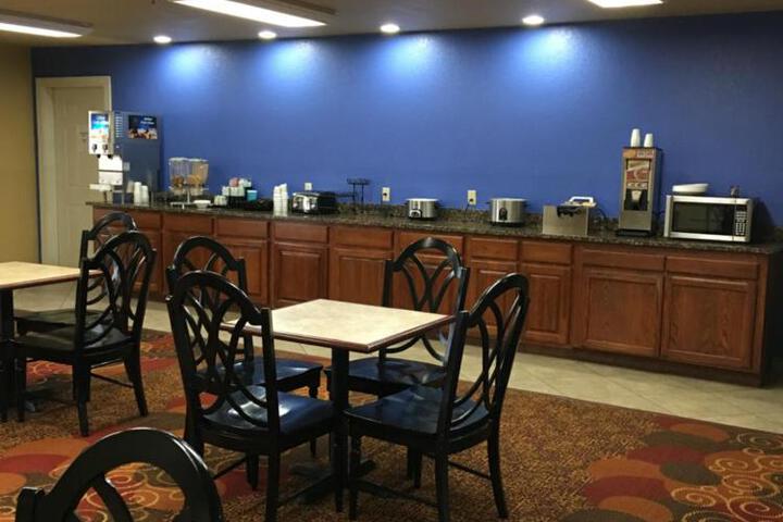 Econo Lodge Inn & Suites
