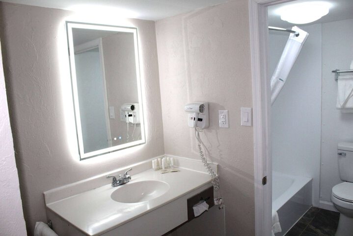 Room 28 of 69