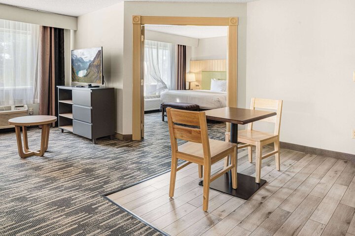 Country Inn & Suites by Radisson Brookings, SD