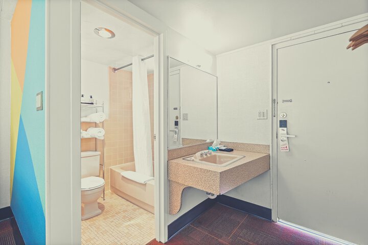 Room 43 of 59