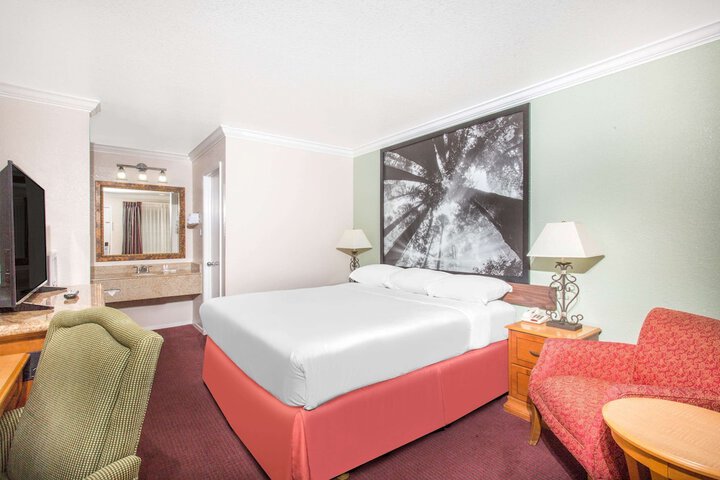 Room 7 of 16