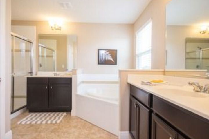 Oakview 4213 6 Br Villa by RedAwning