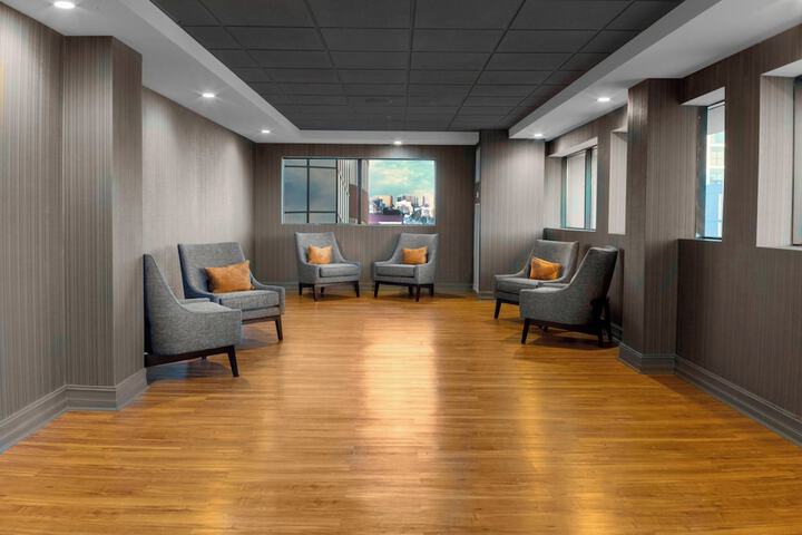 Lounge 33 of 43