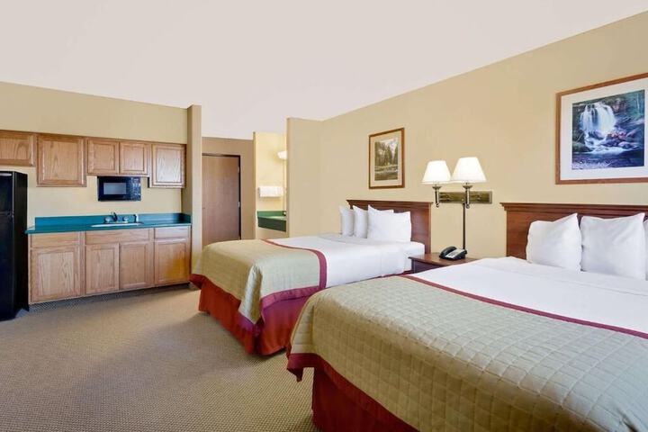 Pinedale Hotel & Suites