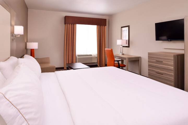 Holiday Inn Express & Suites Williams by IHG