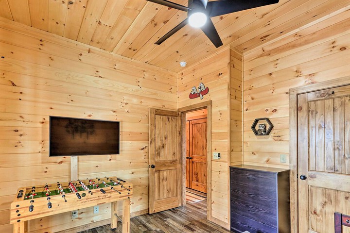 Coosawattee River Resort Cabin w / Private Hot Tub!