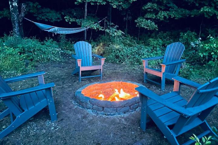 Cozy Cottage with Jacuzzi Sauna, Fire Pit and Reading Nook!