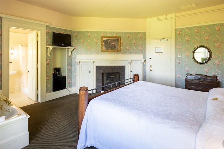 White Springs Manor a Belhurst Property