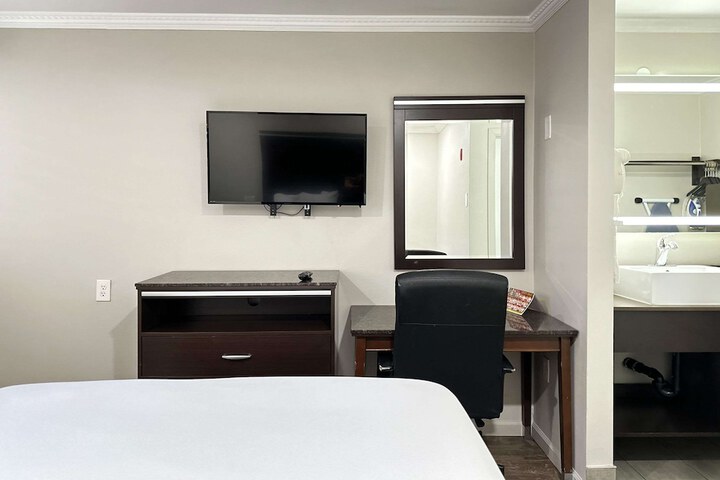 Room 15 of 33