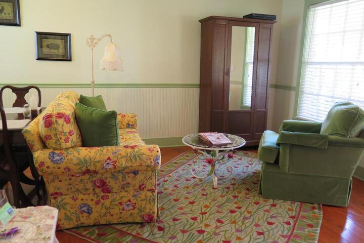Yellow House B & B