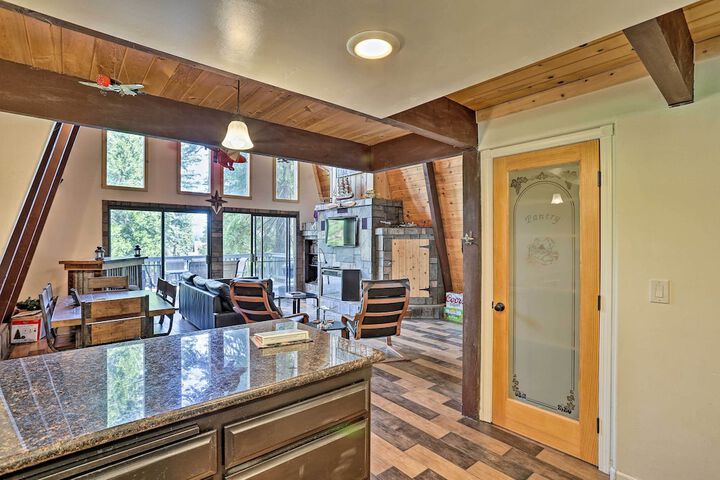 Chester Cabin w / Deck - Walk to Lake + Golfing!