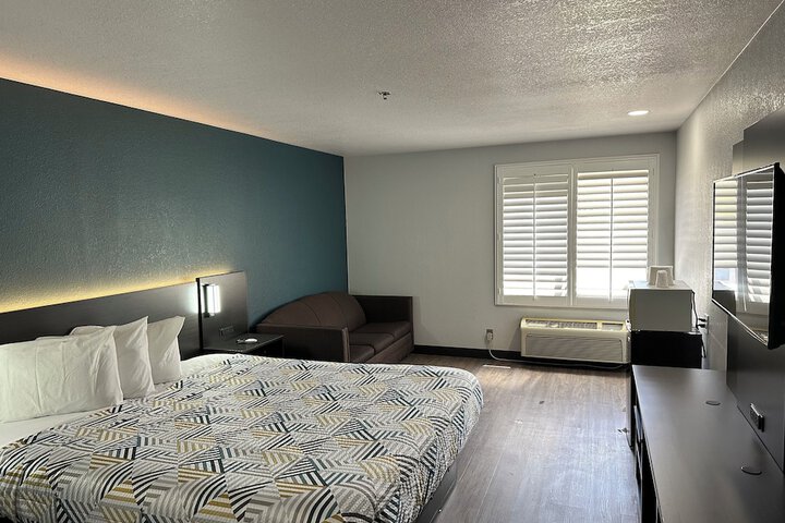 Room 10 of 18