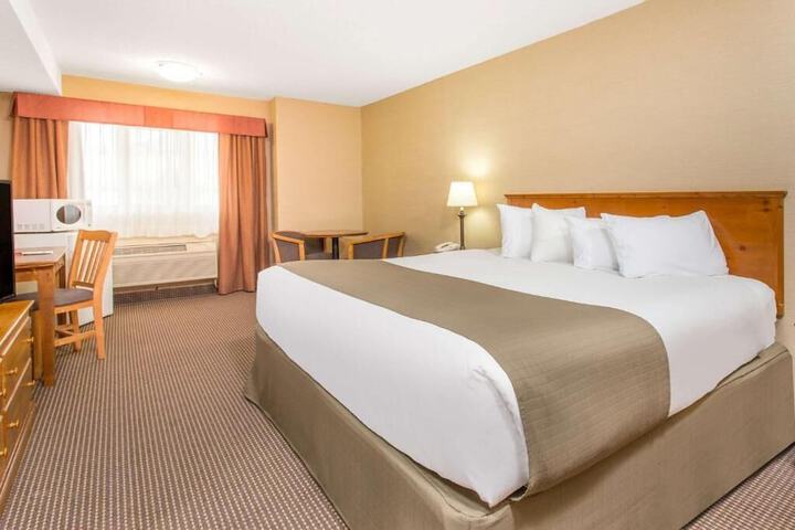 Canmore Inn & Suites
