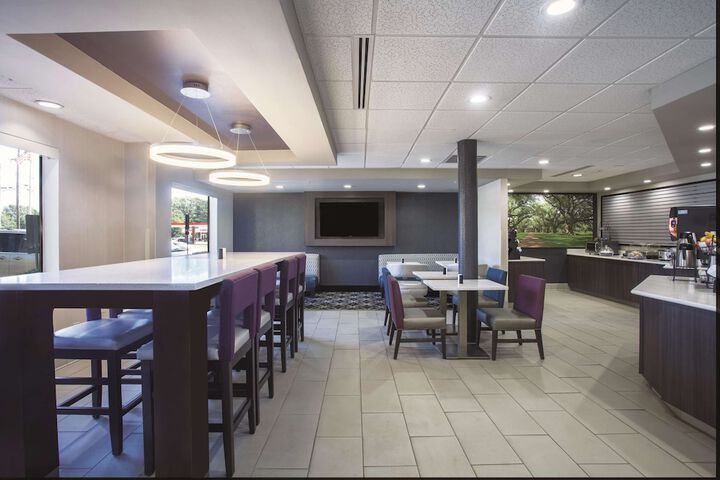 La Quinta Inn & Suites by Wyndham Jackson Airport / Pearl