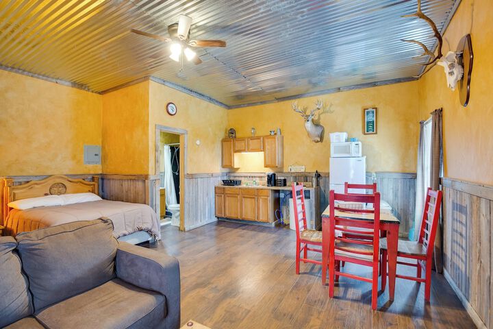 Community Pier: Cozy Kerens Cabin!