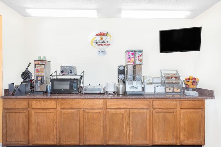 Super 8 by Wyndham Van Horn