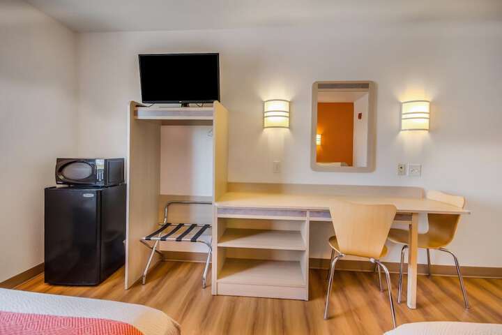 Howard Johnson by Wyndham Lemoore Near Naval Air Station