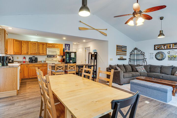 Riverfront Brookston Retreat w / Deck & River Tubes