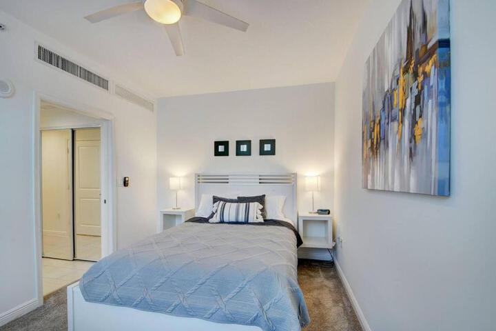 One bedroom in amazing condoBeach pass included!