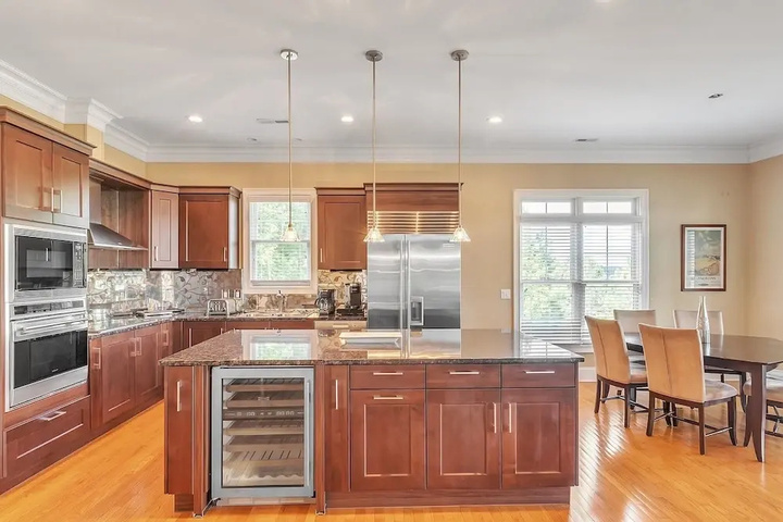 Spacious Home With 4 Master Suites in Quiet Community 4 Bedroom Home by Redawning