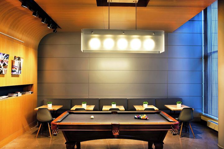Lounge 44 of 46