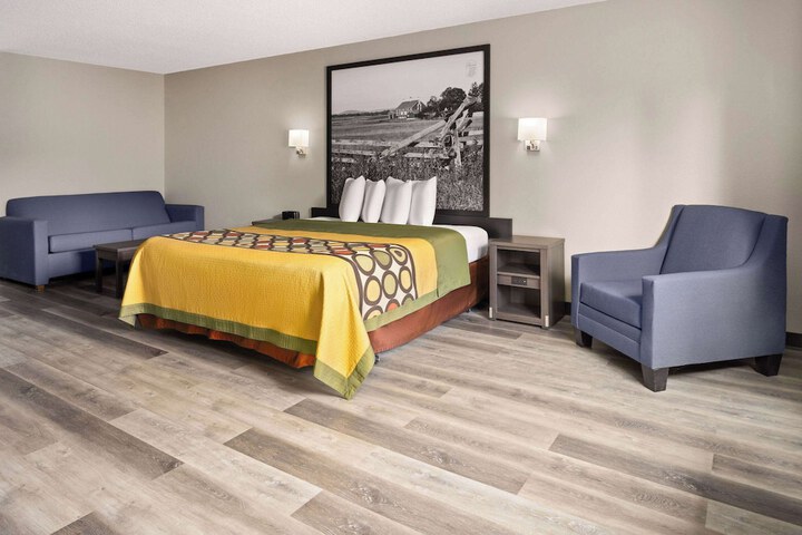Super 8 by Wyndham Burnham / Lewistown