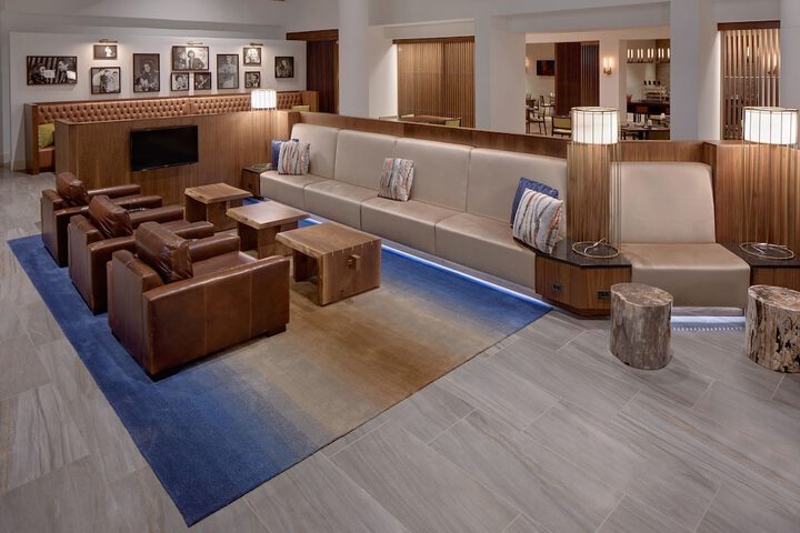 Lounge 33 of 37