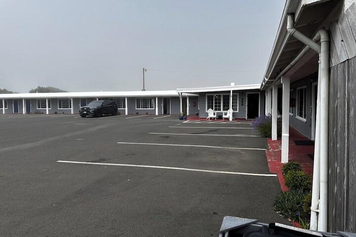 Tillicum Beach Motel (Deanes Oceanfront Lodge)