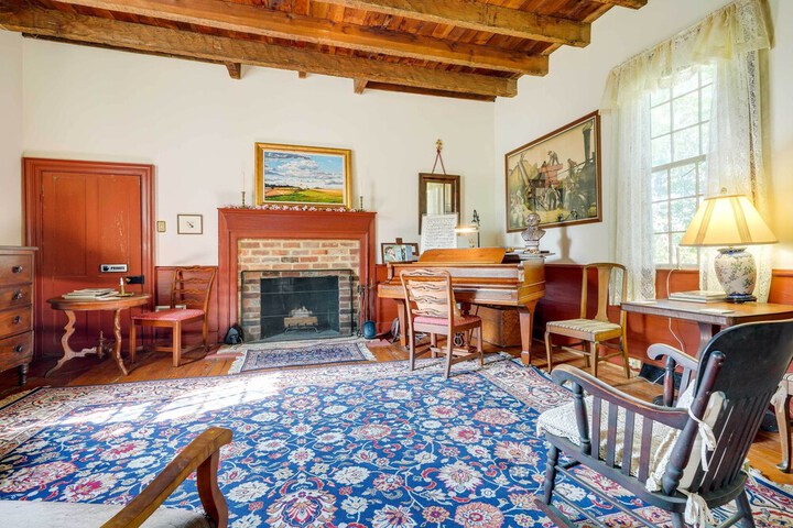 Terre Haute Manor Farmhouse w / Gardens & Deck!