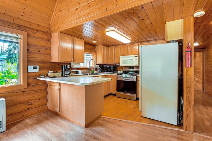 Roomy Log Cabin w / Hot Tub Walk to Kenai River!
