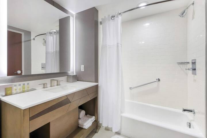 DoubleTree by Hilton Raleigh - Cary