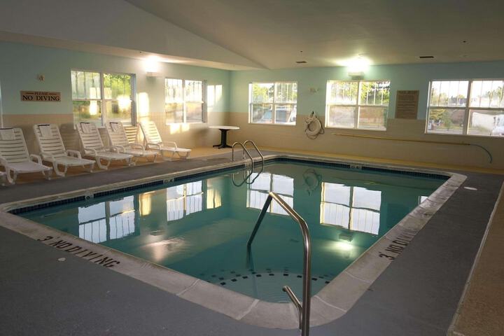 Country Inn & Suites by Radisson Lansing, MI