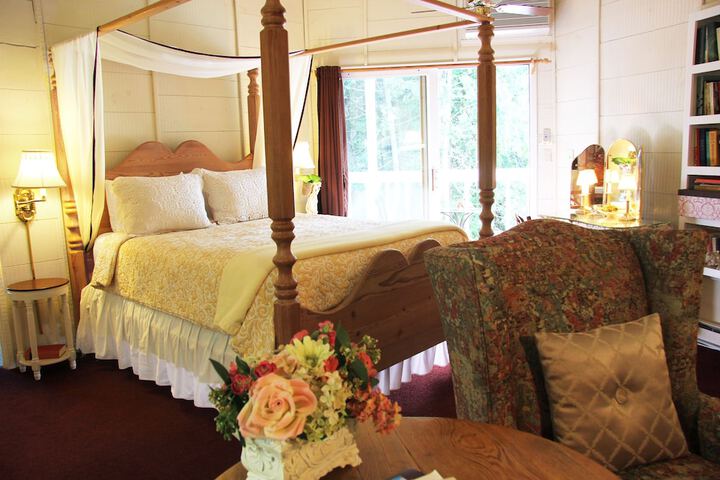 Eagle Harbor Inn