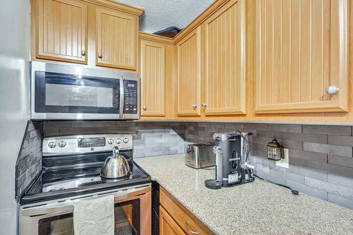 Quaint Bristol Townhome 14 Mi to West Hartford!